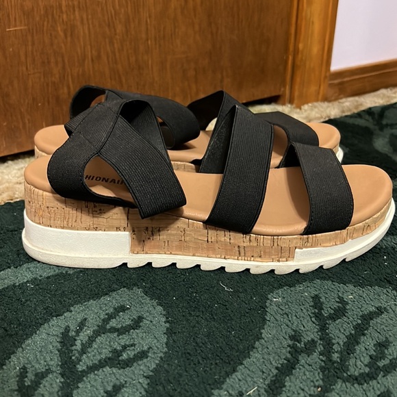 Used Cushionaire Black Platform Sandals Size 11 - Picture 4 of 5